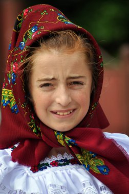 bir düğünde geleneksel kıyafetlerle