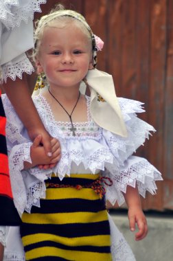 bir düğünde geleneksel kıyafetlerle