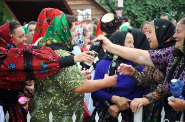 bir düğünde geleneksel kıyafetlerle