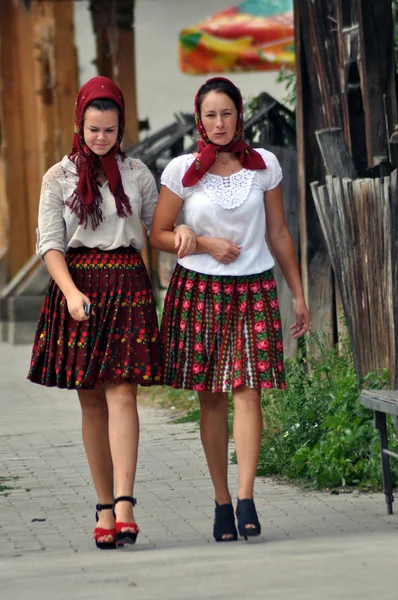 W tradycyjne stroje na wesele — Zdjęcie stockowe