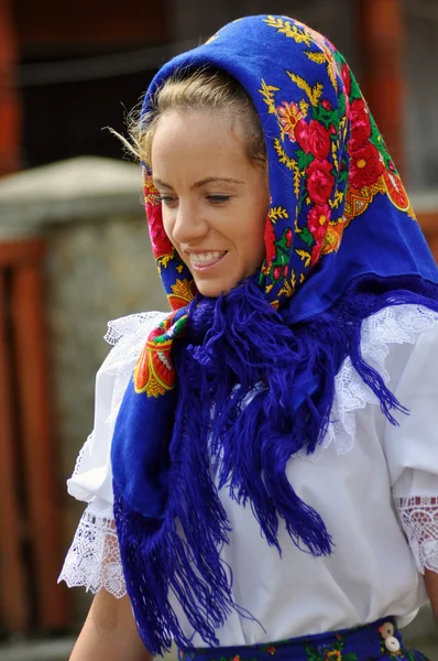 In traditionellen Kleidern bei einer Hochzeit — Stockfoto