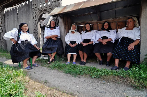 W tradycyjne stroje na wesele — Zdjęcie stockowe