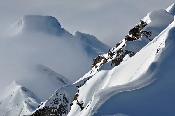 Snötäckta berg ås, perfekt för ski — Stockfoto