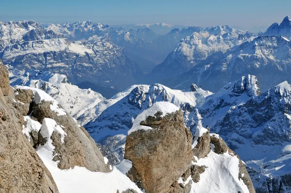 As montanhas cobertas de neve nas Dolomitas italianas — Fotografia de Stock