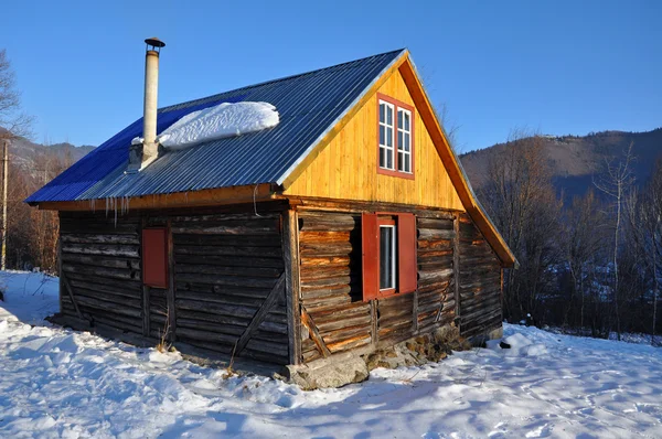 Pequena cabine nas montanhas no inverno — Fotografia de Stock