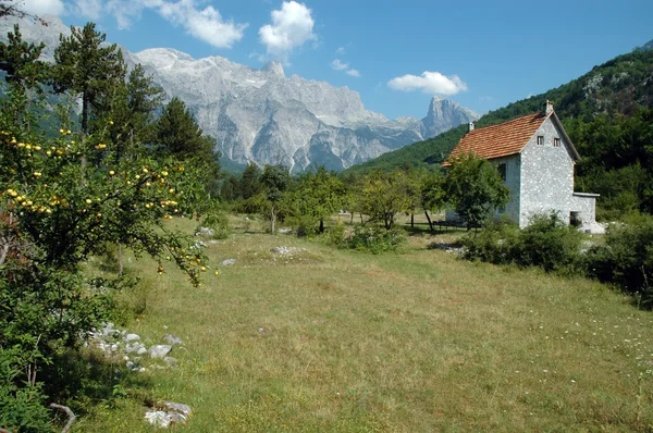 Traditional Albanian stone house, named kulla in Theth village — Stock Photo, Image