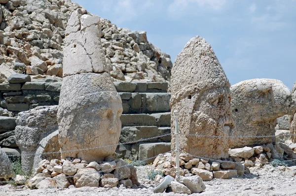 Türkiye'de nemrut Dağı tepesinde Tanrıların Serves başkanları — Stok fotoğraf