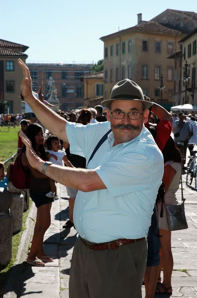 Turisté pózuje u šikmou věž, pisa, Itálie — Stock fotografie