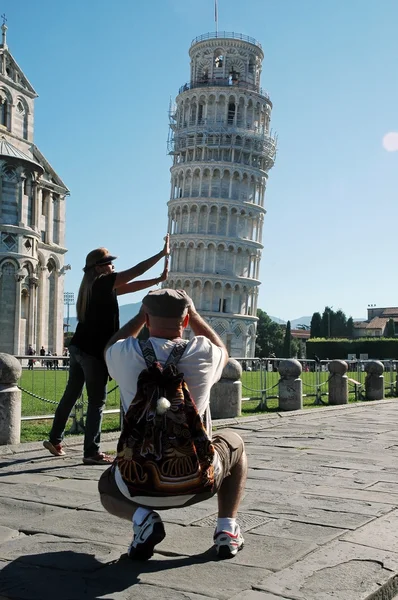 傾いた塔、ピサ、イタリアに近いポーズの観光客 — ストック写真