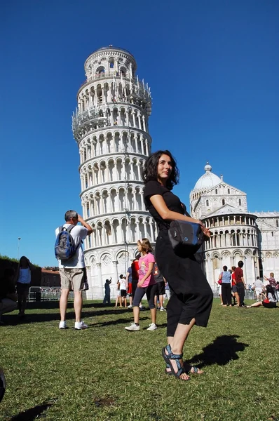 Turisti in posa vicino alla Torre Pendente, Pisa, Italia — Foto Stock