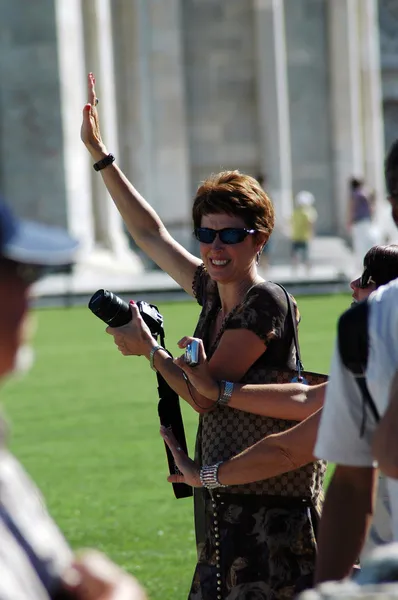 Turisti in posa vicino alla Torre Pendente, Pisa, Italia — Foto Stock