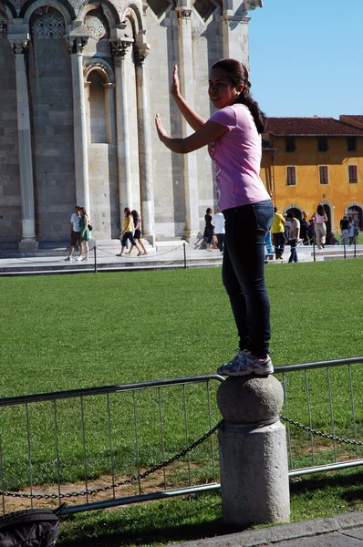傾いた塔、ピサ、イタリアに近いポーズの観光客 — ストック写真