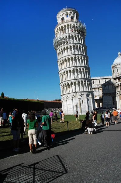 Tourists posing near the Leaning Tower, Pisa, Italy — Stock Photo, Image
