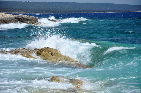 Onde che frantumano il litorale, bellissimo paesaggio marino selvaggio — Foto Stock