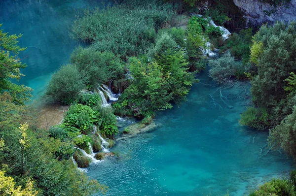 Lindo lago turquesa em Plitvice, Croácia — Fotografia de Stock