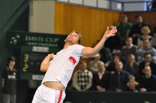 Jogador de tênis Frederik Nielsen em ação em uma partida da Copa Davis, Romênia bate Dinamarca com 3: 0 — Fotografia de Stock