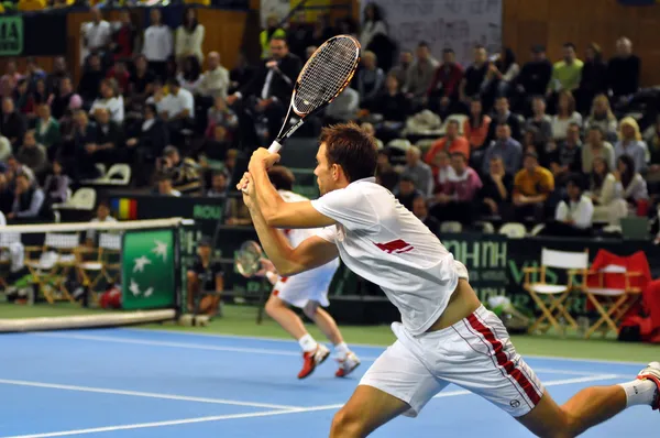 Tennisspieler frederik nielsen in Aktion bei einem davis cup match, Rumänien schlägt Dänemark mit 3: 0 — Stockfoto