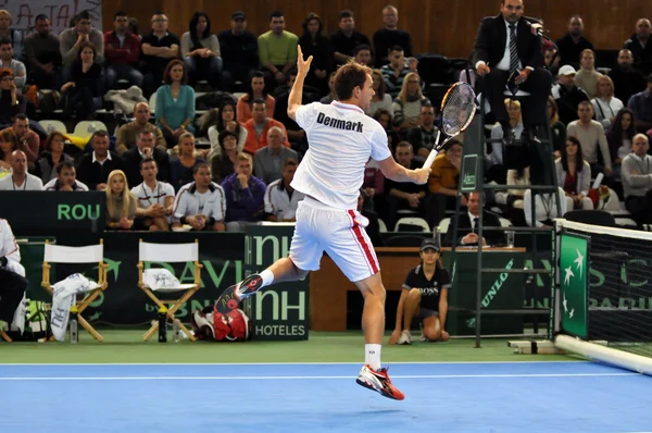 Теннисист Фредерик Нильсен в действии на матче Кубка Дэвиса, Румыния побеждает Данию со счетом 3: 0 — стоковое фото