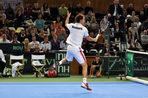 Tennis speler frederik nielsen in actie op een davis cup match, Roemenië beats Denemarken met 3:0 — Stockfoto