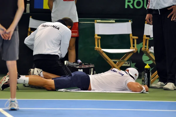 Tennis människan adrian ungur råkade ut för en olycka under matchen i davis cup — Stockfoto