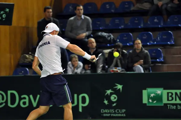 Homem de tênis Adrian Ungur em ação em uma partida da Copa Davis, Romênia ganha contra a Dinamarca — Fotografia de Stock