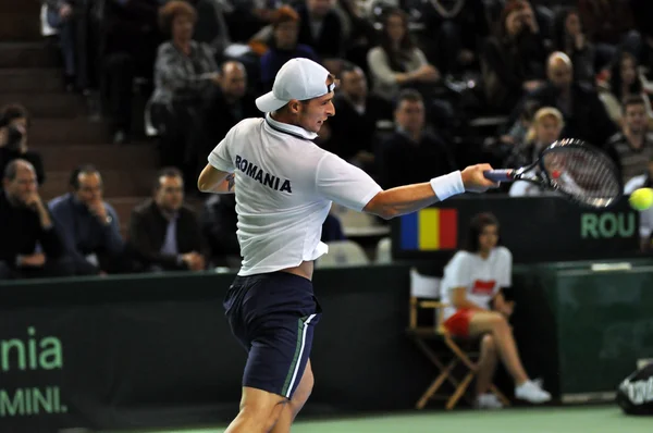 Tennis-Mann Adrian Unur in Aktion bei einem davis-Pokalspiel, Rumänien gewinnt gegen Dänemark — Stockfoto