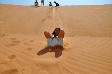 MUI ne, vietnam, beyaz kum tepeleri, güzel bir kız