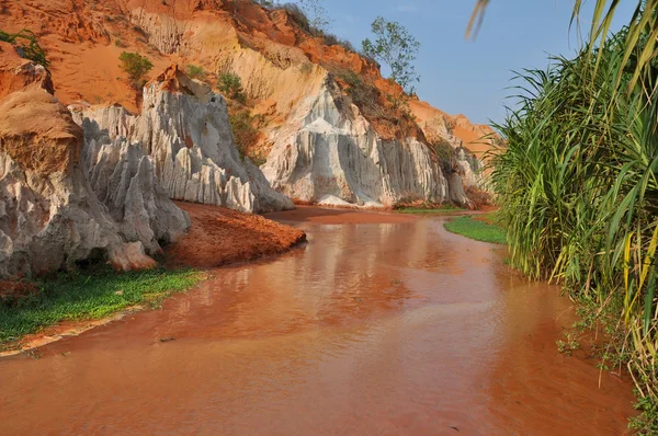 Rio vermelho entre rochas e selva, Mui Ne, Vietnã — Fotografia de Stock