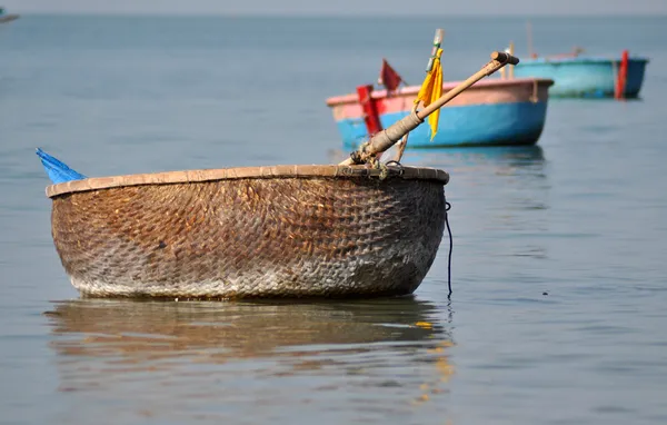 Barcos de pesca tradicionales vietnamitas en el puerto de Mui Ne, Vietnam — Foto de Stock