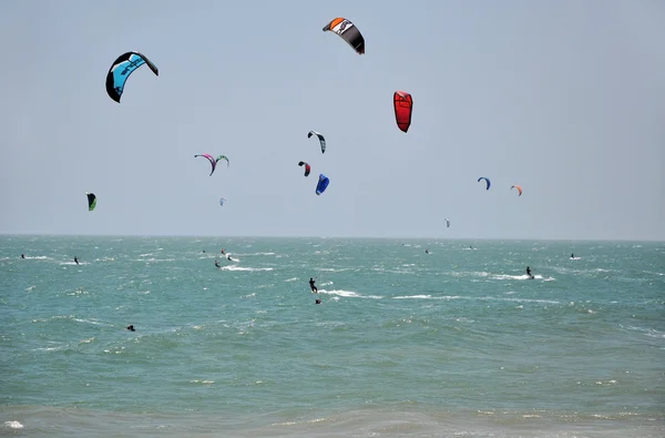 Kite surfers kite surfing in Mui Ne, Vietnam — Stock Photo, Image