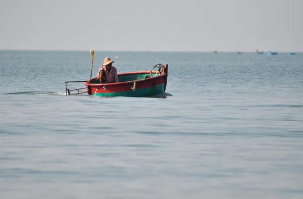 Místní vietnamské fisher rybaření poblíž mui ne, vietnam — Stock fotografie
