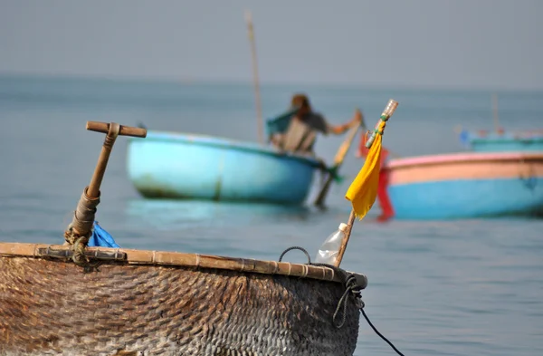 Ein lokaler vietnamesischer Fischer fischt in der Nähe von mui ne, Vietnam — Stockfoto