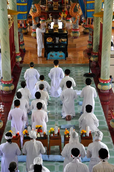 Cerimônia religiosa em um templo de Cao Dai, My Tho, Vietnã — Fotografia de Stock
