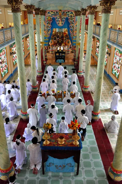 Cerimônia religiosa em um templo de Cao Dai, My Tho, Vietnã — Fotografia de Stock