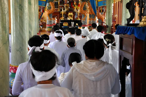 Náboženský obřad v cao dai temple, moje tho, vietnam — Stock fotografie