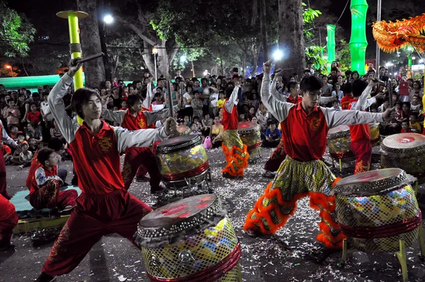 Молодые барабанщики выступают вживую во время вьетнамского Tet Lunar New Year, Сайгон, Вьетнам — стоковое фото