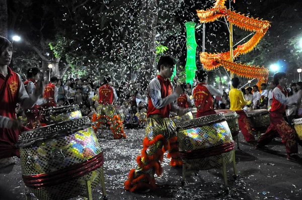 Young drummers performing live during the Vietnamese Tet Lunar New Year, Saigon, Vietnam — Stock Photo, Image