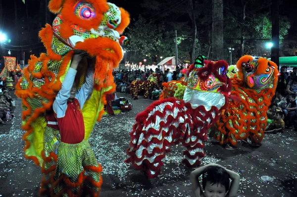 Traditionele vietnamese draak dans tijdens het Chinese Nieuwjaar festival van tet, in ho chi minh city, vietnam — Stockfoto
