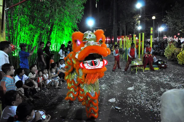 Danse traditionnelle du dragon vietnamien lors du festival du Nouvel An lunaire du Tet, à Ho Chi Minh-ville, Vietnam — Photo