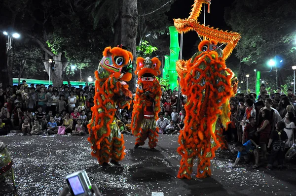 Traditionele vietnamese draak dans tijdens het Chinese Nieuwjaar festival van tet, in ho chi minh city, vietnam — Stockfoto