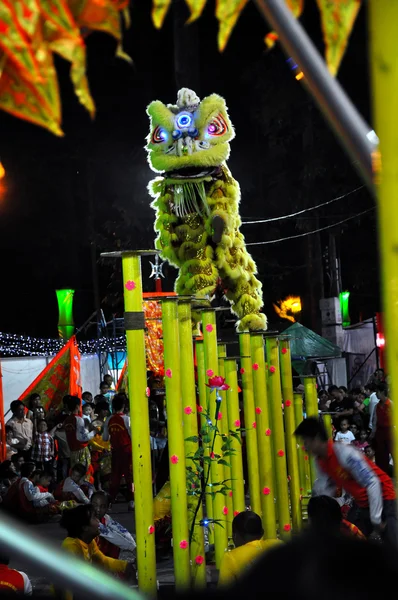 Traditioneller vietnamesischer Drachentanz während des Tet-Mondneujahresfestes in der Stadt Ho Chi Minh, Vietnam — Stockfoto