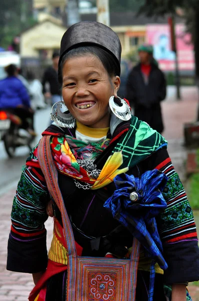 Black Hmong woman in traditional clothes, Sapa, Vietnam — Stock Photo, Image