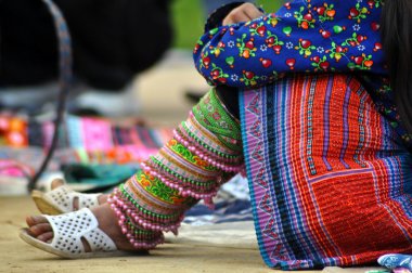 Kadınlar satıcıların yerli çiçek ve siyah hmong kabile sapa, vietnam