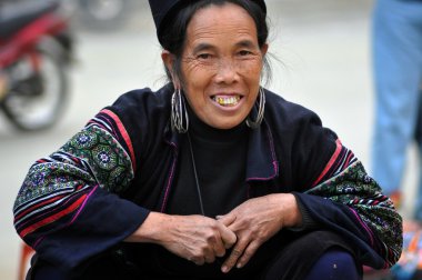 sapa pazarında vietnam onun mal satan siyah hmong kadın