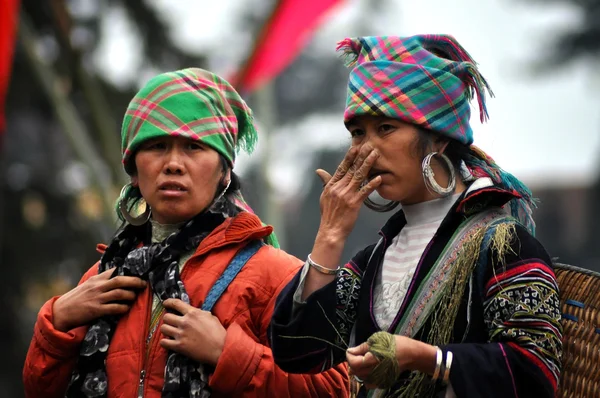 Kadınlar satıcıların yerli çiçek ve siyah hmong kabile sapa, vietnam — Stok fotoğraf