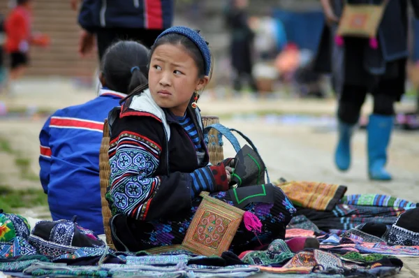 Black Hmong donna che vende le sue merci nel mercato Sapa, Vietnam — Foto Stock