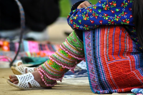 Verkäuferinnen vom indigenen Stamm der Blumen und schwarzen Hmong in Sapa, Vietnam — Stockfoto