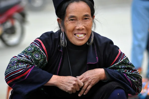 Czarna kobieta hmong sprzedaży jej dóbr na rynku sapa Wietnam — Zdjęcie stockowe