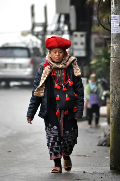 Dao vermelho mulher minoria étnica com turbante em Sapa, Vietnã — Fotografia de Stock
