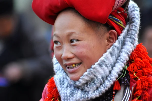 Red Dao ethnic minority woman with turban in Sapa, Vietnam — Stock Photo, Image